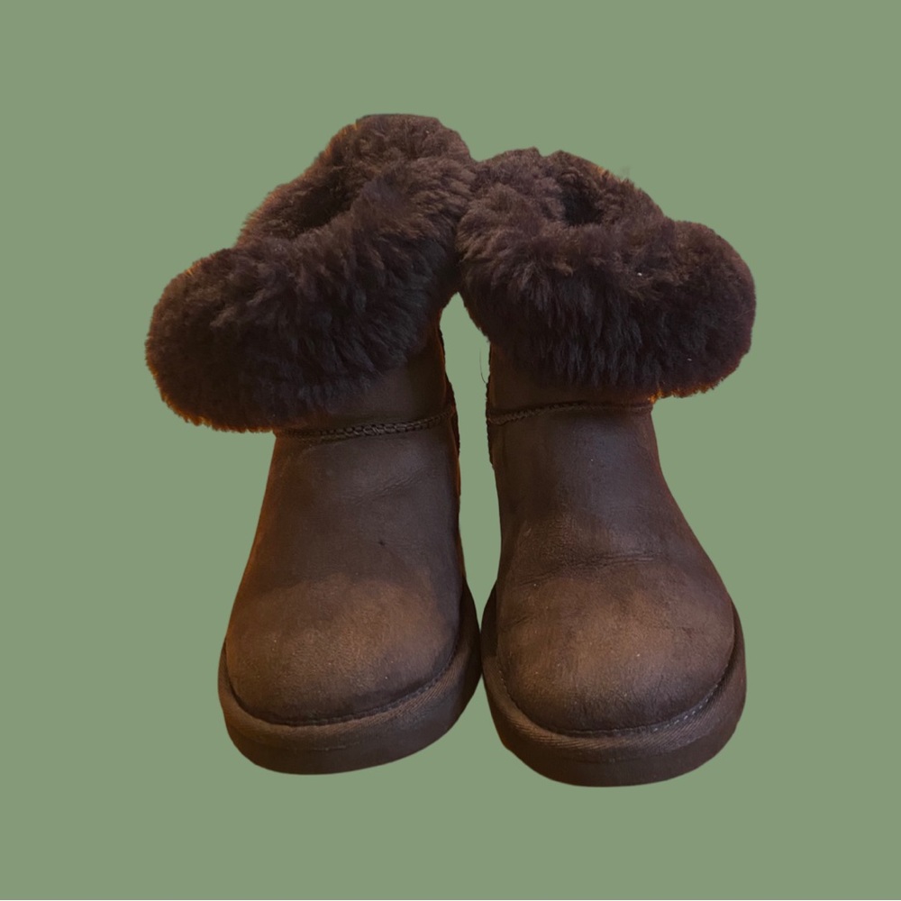 UGG AUSTRALIA- SHORT BAILEY BUTTON - PRELOVED